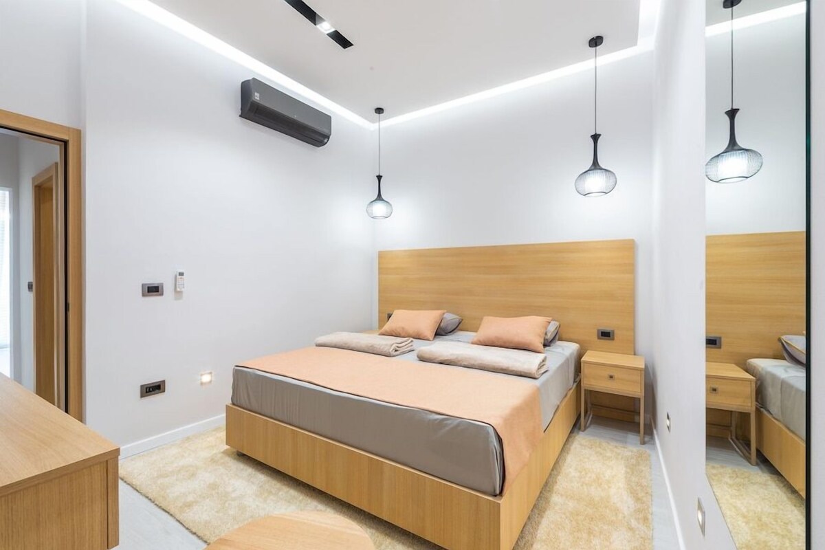 Desk, WiFi (free), bed sheets