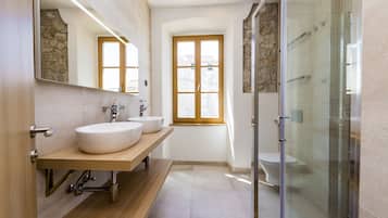 Een douche, gratis toiletartikelen, een haardroger, handdoeken