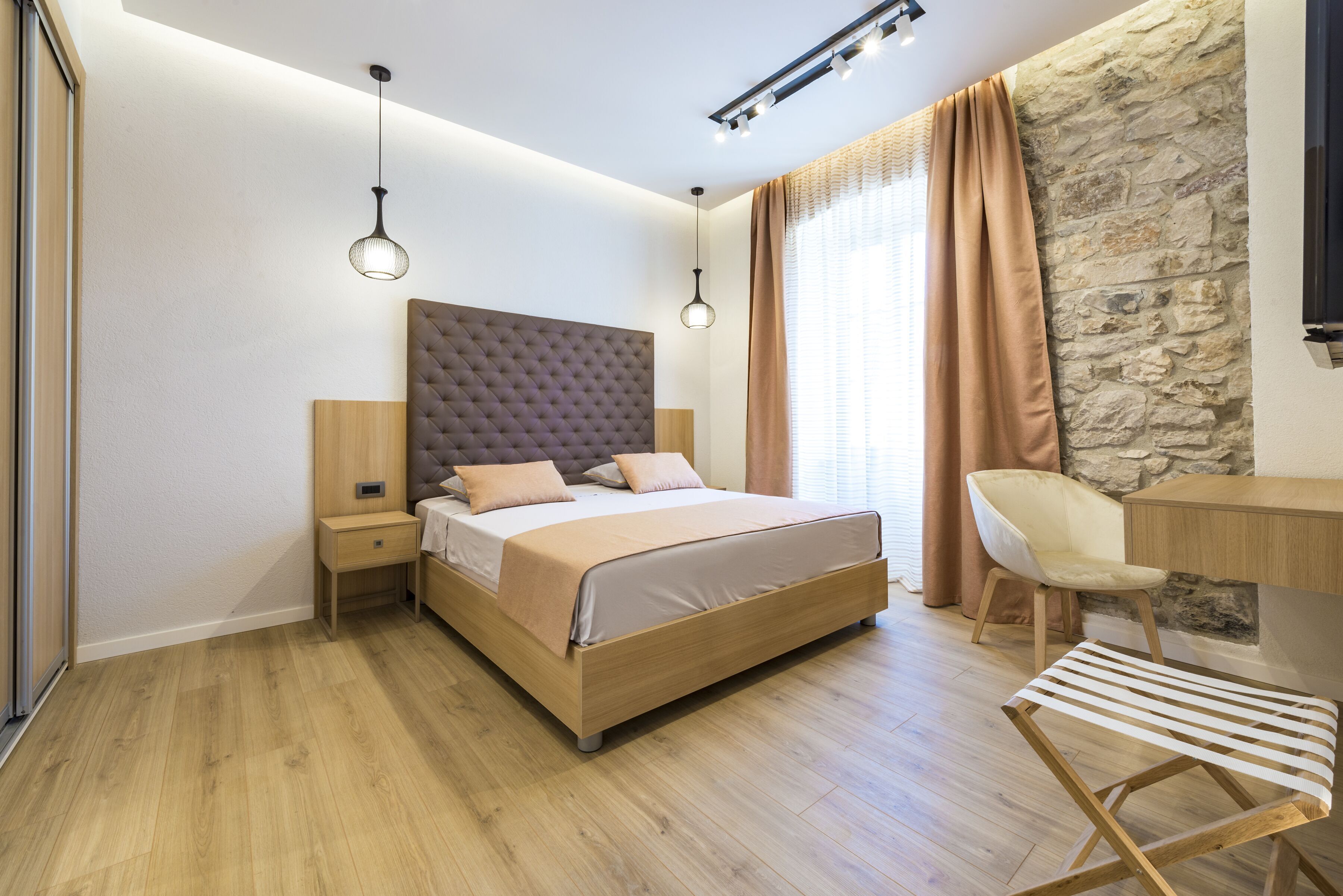 Escritorio, wifi gratis, ropa de cama