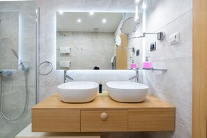 Douche, articles de toilette gratuits, sĂšche-cheveux