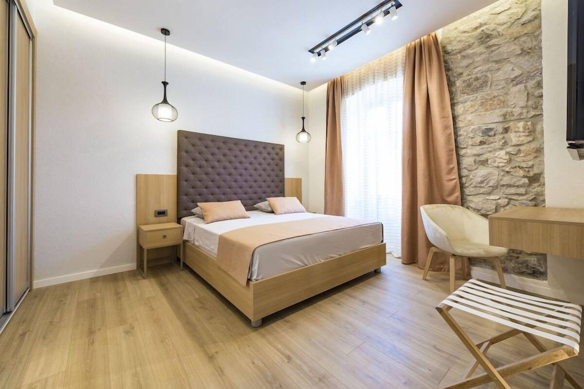 Desk, free WiFi, bed sheets