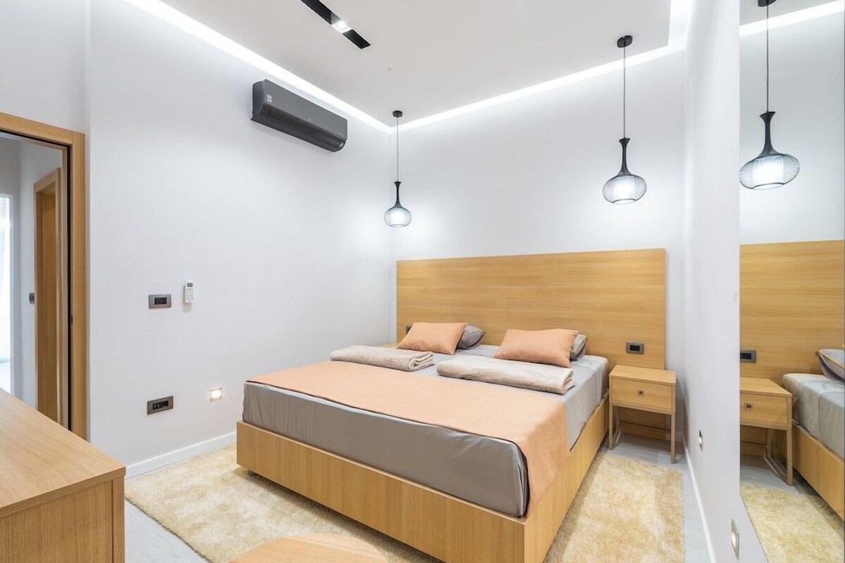 Escritorio, wifi gratis y ropa de cama 