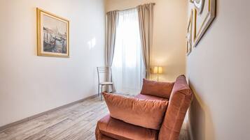 Căn hộ tiện nghi đơn giản | Khu phòng khách | TV màn hình phẳng