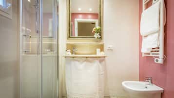 Comfort Apartment | Bathroom | Shower, free toiletries, hair dryer, bidet