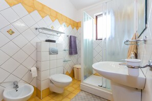 Apartment, Meerblick | Dusche im Bad