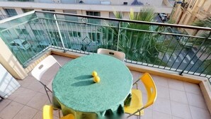 屋外ダイニングエリア