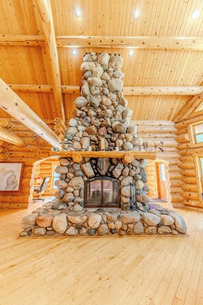 Interior - Mackinac Vista: Snowmobiling, Skiing & Stargazing from a Lakeside Log Cabin (Hessel)
