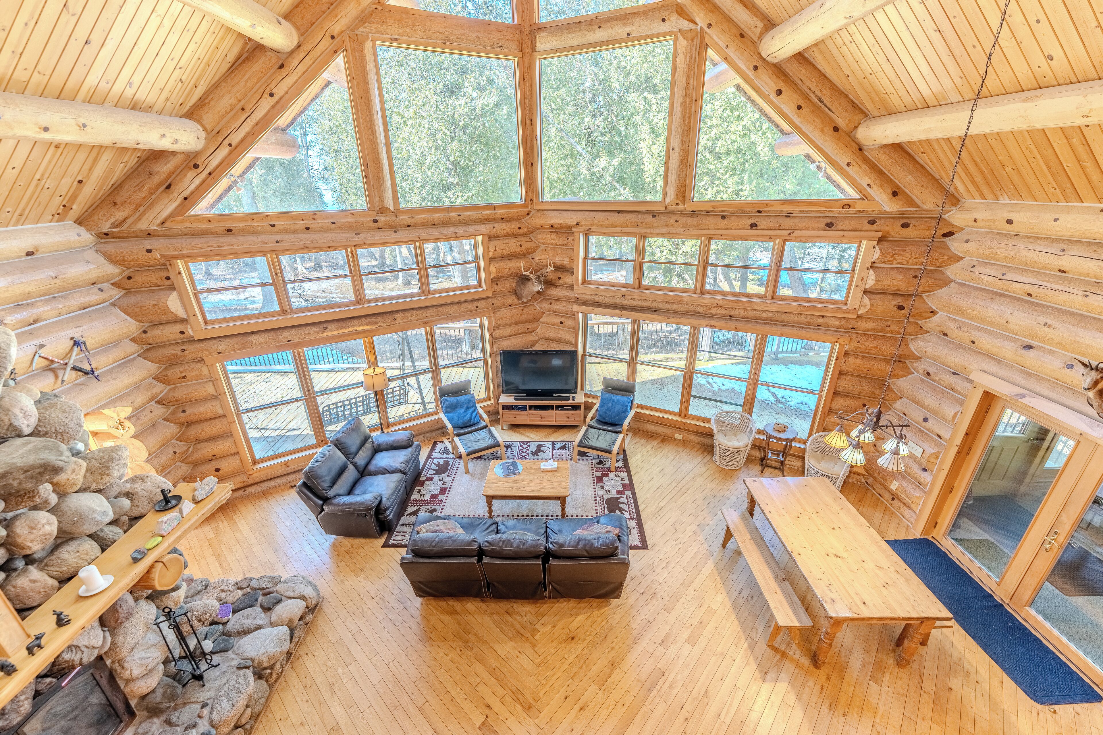 Télévision, lecteur de DVD, livres