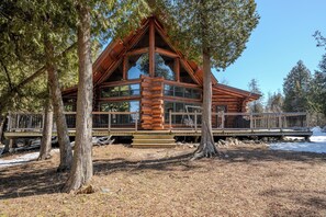 Exterior - Mackinac Vista: Snowmobiling, Skiing & Stargazing from a Lakeside Log Cabin (Hessel)