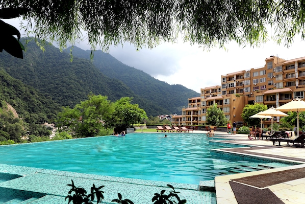 Una piscina al aire libre