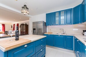 Vila, 3 quartos | Cozinha privada | Geladeira grande, fogão, cooktop, lava-louças