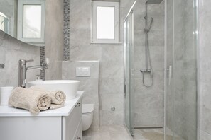 Villa, 3 chambres | Douche de la salle de bain