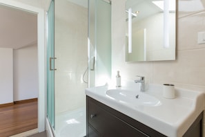 Villa, 3 Bedrooms | Bathroom shower
