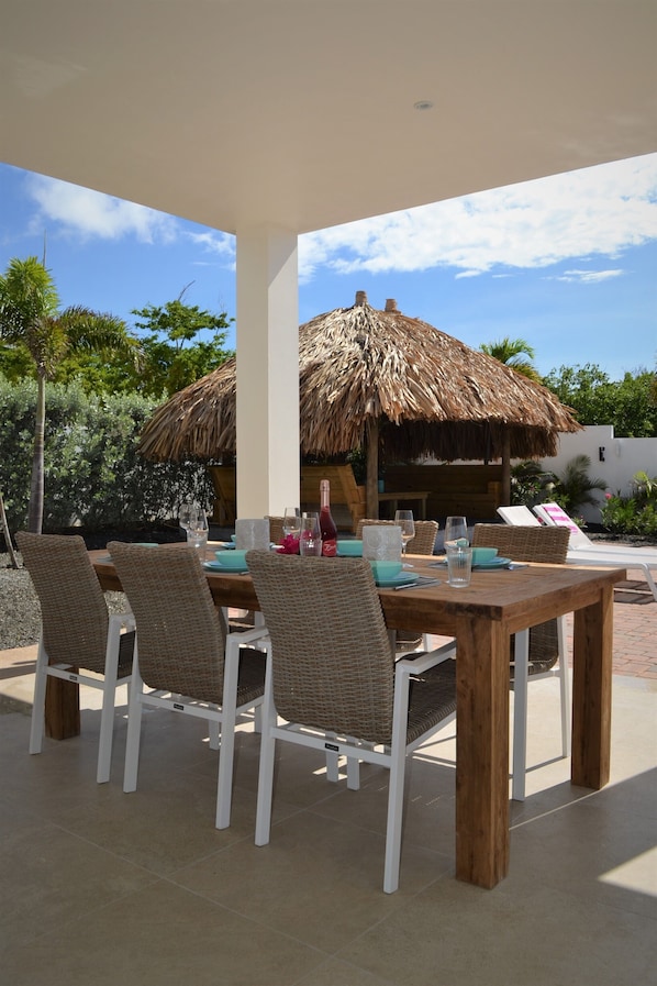 Outdoor dining - Luxury 6 person villa with pool located in the popular region of Jan Thiel. (Jan Thiel)