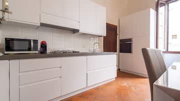 Departamento Confort, 1 habitación | Cocina privada | Refrigerador, microondas, parrilla de estufa y cafetera de espresso