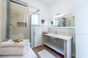 Apartment, 1 Bedroom | Bathroom shower