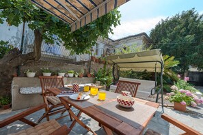 Outdoor dining - K&L Central Apartments (Dubrovnik)