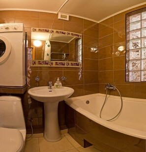 Appartement | Salle de bain | Baignoire, chaussons, serviettes fournies, savon