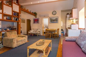 Apartamento | Zona de estar | Una televisión de pantalla plana, un reproductor de DVD