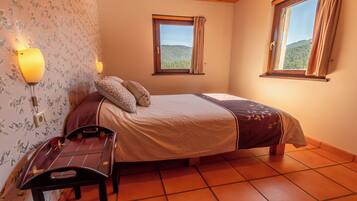 Double Room, Shared Bathroom | Free WiFi, bed sheets