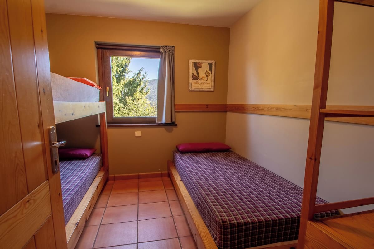 Dreibettzimmer, Gemeinschaftsbad | Kostenloses WLAN, Bettwäsche