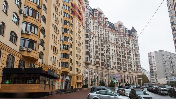 A multi-story building with a curved facade, multiple balconies, and air conditioning units. - Apart Kiev Zlatoustovskaya 50-1 (Kyiv)