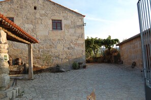 Property grounds - Quinta do Seixo 2 bedroom apartment in Serra da Estrela (Guarda)