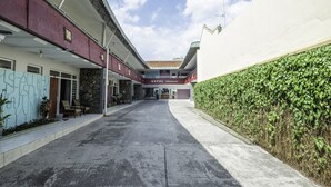 Ein Hotel Eingang mit einem gut sichtbaren Weg zum Empfangsbereich.