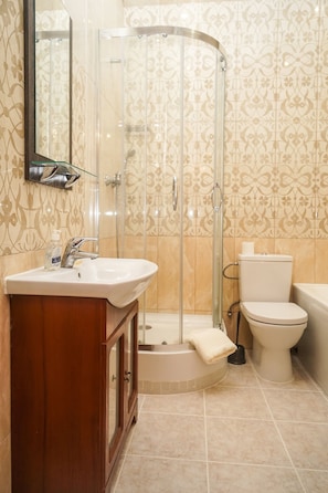Apartamento | Banheiro | Banheira e chuveiro separados, secador de cabelo, toalhas de banho