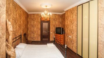 1 habitación, tabla de planchar con plancha, wifi gratis y ropa de cama