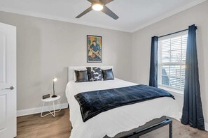 3 habitaciones, escritorio y tabla de planchar con plancha 