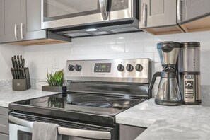 Refrigerador, microondas, horno y parrilla de estufa 