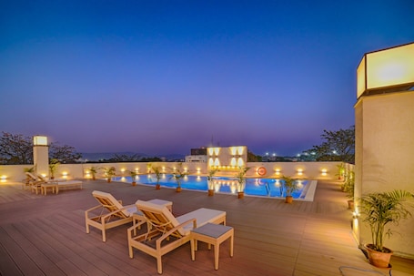 Una piscina al aire libre, sillones reclinables de piscina. Vivanta Jamshedpur, Golmuri