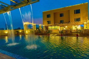 Una piscina al aire libre, tumbonas