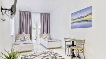 Un dormitorio moderno con cama, escritorio y silla.