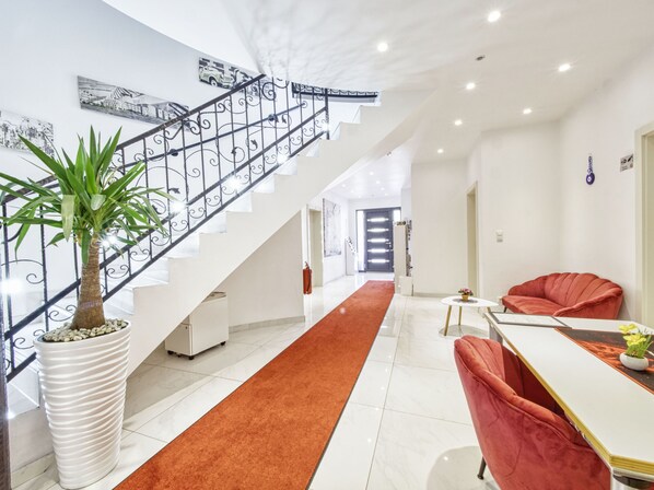 Coin salon dans le hall