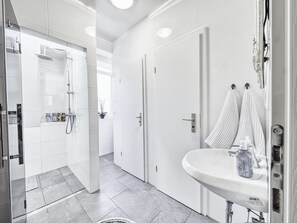 Douche, douche à « effet pluie », chauffage par le sol (salle de bains)