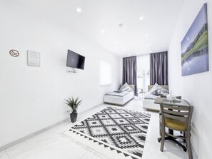 Chambre Standard Double ou avec lits jumeaux, salle de bains commune | Wi-Fi gratuit, draps fournis