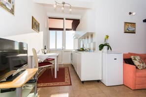 Studio | Private kitchen | Stovetop, coffee/tea maker, electric kettle, cookware/dishes/utensils