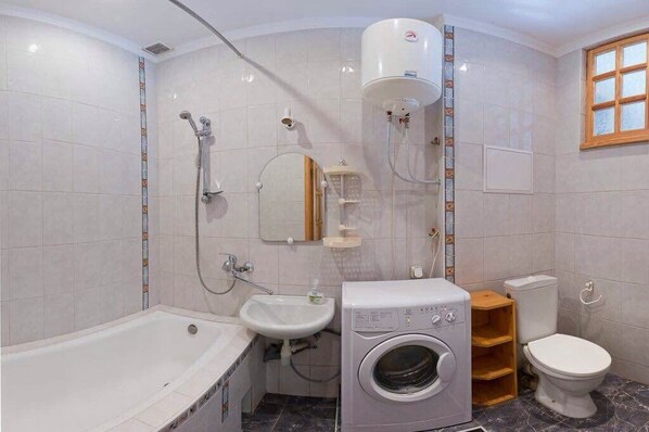Apartment, 1 Schlafzimmer | Badezimmer | Duschwanne, Haartrockner, Hausschuhe, Handtücher