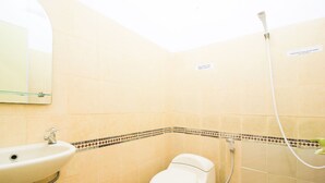 A bathroom with a sink, toilet, and shower. - OYO 1905 Davonsa  Homestay Syariah (Pekanbaru)