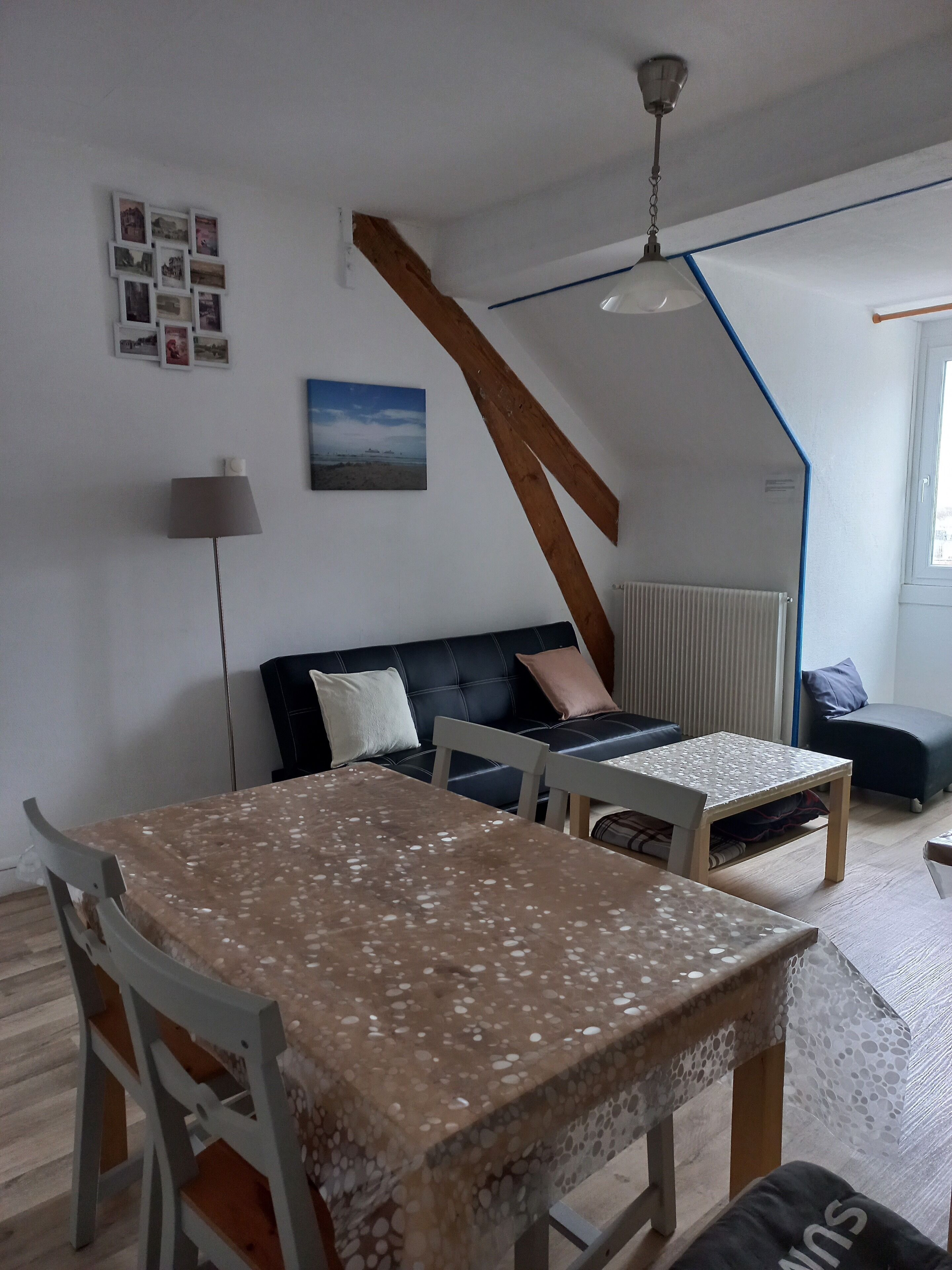 Televisie, een dvd-speler, boeken en een stereo