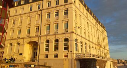 One foot in the water" apartment in the "Le Grand Hôtel" residence in Wimereux