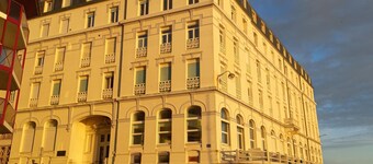 One foot in the water" apartment in the "Le Grand Hôtel" residence in Wimereux