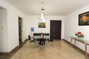 Apartment, 3 Bedrooms | In-room dining