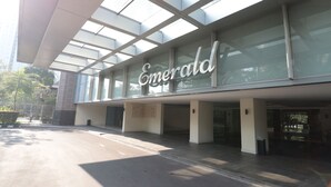 Un edificio moderno con un amplio frente de vidrio y la palabra 