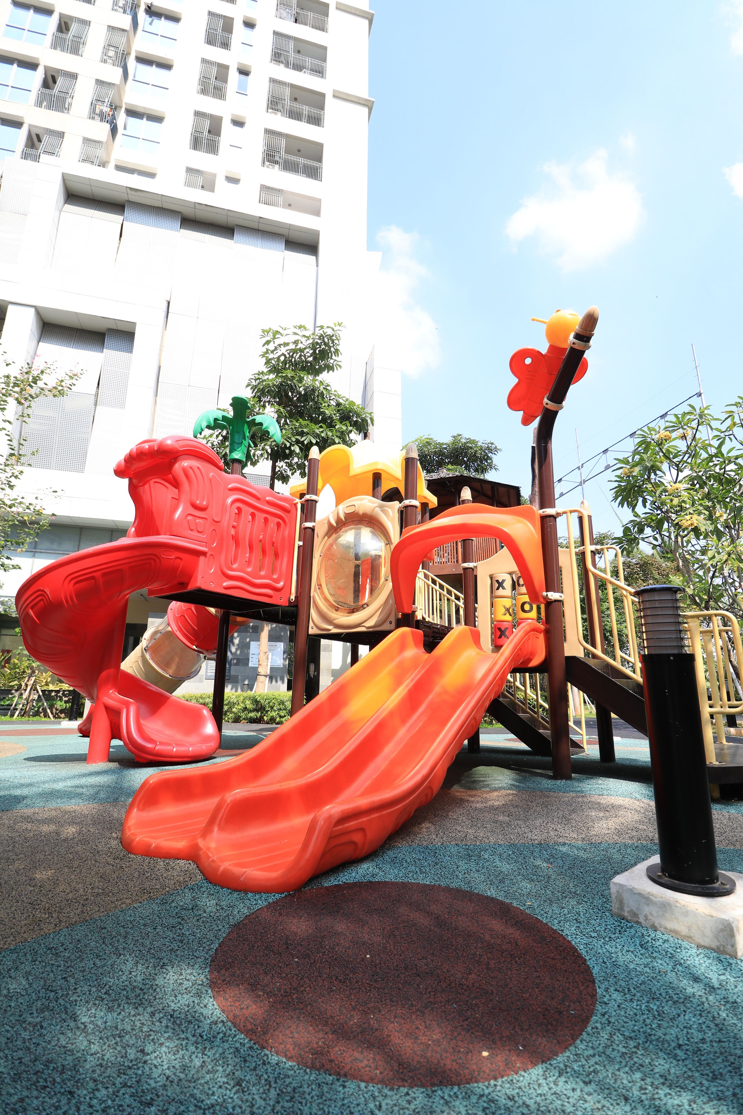Un parque infantil con tobogán y estructuras para escalar.