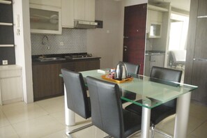 Apartment, 2 Bedrooms | In-room dining