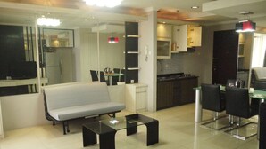 Apartemen, 2 kamar tidur | Area keluarga | TV LCD