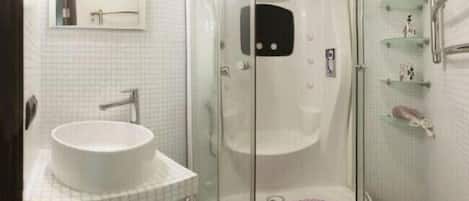 Apartamento, 1 quarto | Banheiro | Chuveiro, secador de cabelo, chinelos, toalhas de banho